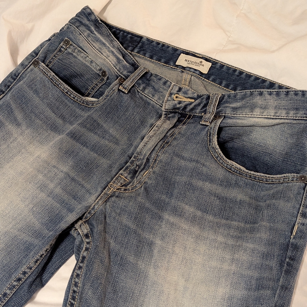 Classic Blue Straight-Leg Jeans with Vintage Fade - Picture 5 of 5